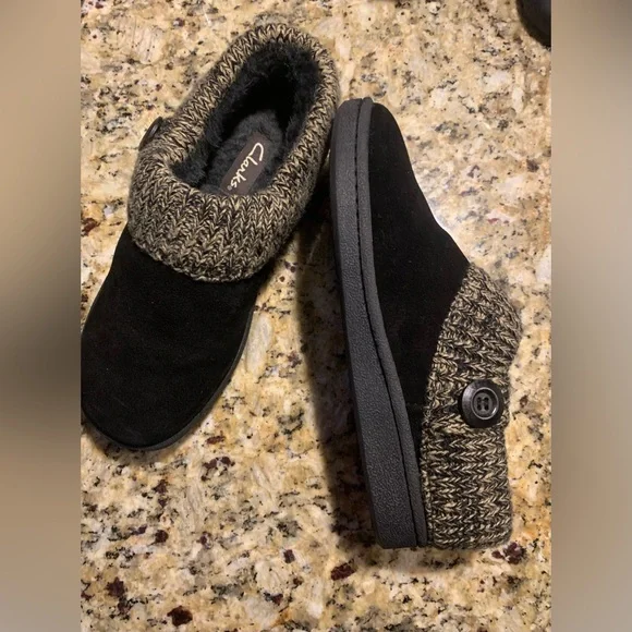 ❎SOLD❎ Clark’s Black and Tan Knit Faux Fur Lined Mules Slippers Women’s Size 9 - Picture 1 of 5